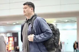 400斤姚明穿休闲装走机场，防风衣配Polo开衫，书包背出反差萌图片
