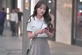 街拍丨椰子鞋＋烟灰袜图片