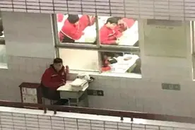 爸爸去开家长会，发现儿子的座位在教室外，老师：忘搬回来了图片