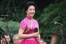 重庆锦绣管乐团主持人，主唱老师介绍图片
