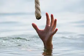 3孩子离家失踪3天河沟边发现遗体，警方初步排除他杀认为是溺亡，家属申请尸检称水深只有几公分图片