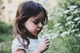 孩子性格孤僻爱独处，父母怎么引导，孩子才会活泼开朗？图片