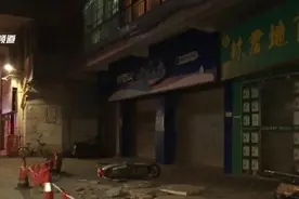 “墙掉了下来！”昆明一老小区外墙脱落，电动车被砸，混凝土碎块散落一地图片
