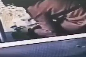 “不好意思把车弄脏”孩子公交车呕吐，妈妈先用手接再蹲地清理视频封面