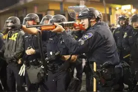 美国“起义军”被强势镇压！大批防暴警察部队出动，拆毁大量路障图片