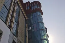 沈阳御点江山大厦存在违建 执法部门已责令限期拆除图片