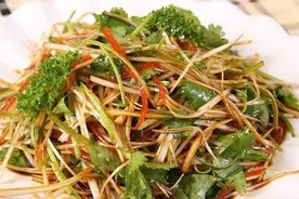 美食分享：鸡蛋碎豆腐，凉拌大葱，凉拌面的简单做法图片