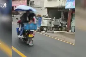男子穿拖鞋摩托车载四孩上路，车辆已达强制报废标准图片