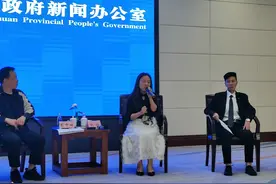 “雨衣妹妹”刘仙：是武汉人民的团结和感恩让我坚持了下来图片