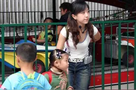 幼儿园老师“结婚”，好心邀请全班萌娃参加，等来的只有“心寒”图片