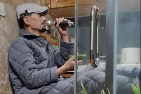 阿宝穿棉裤厨房唱歌，空间狭小仅够1人伸开腿，门口栽大葱好节俭图片