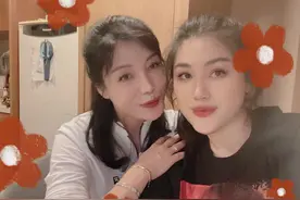 又一位星二代出道！柳云龙爱女登好声音舞台，与妈妈同框似姐妹图片