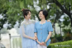 43岁左小青母女3代同框，妈妈穿兰色短袖戴墨镜，知性端庄图片