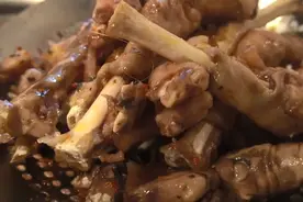 陕北大叔开工厂卖下脚料，7元一个每天卖2000个，想吃只能晚上来图片