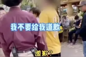 熊孩子在迪士尼殴打人偶被批评，是上纲上线吗？很多人都不知道，人偶演员背后的心酸图片