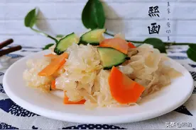 银耳别只会煲汤，搭配2种素菜炒一炒，清脆鲜嫩又爽口图片