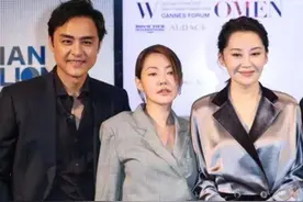 42岁小S和51岁许晴同台 许晴丝缎礼服气场太强大 小S秒输图片