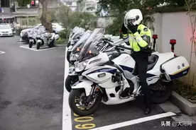 西湖边美女骑警“回眸一笑”走红网络！高颜值大长腿，帅起来男生都靠边图片