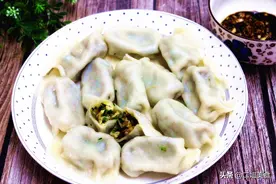 秋季多吃饺子，白菜韭菜靠边站，用小白菜包饺子，鲜嫩多汁特解馋图片