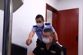 身穿藏蓝为祖国庆生 向国旗献礼图片