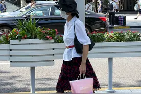 上海6、70岁阿婆示范早秋穿搭，黑丝配半裙好优雅，精致到骨子里图片