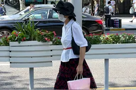 上海6、70岁阿婆示范早秋穿搭，黑丝配半裙好优雅，精致到骨子里图片