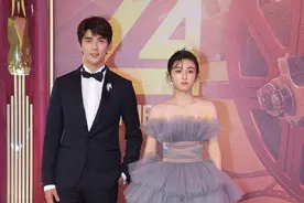 被张子枫惊艳到了，红毯上大胆挑战抹胸纱裙，同框吴磊真养眼图片
