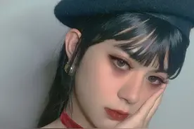 抖音新晋女装大佬，毛领照、筷子照火翻天，人气反超Abbily图片