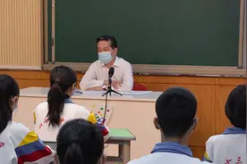区领导深入第四十三中学讲“开学第一课”图片