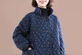 眼光独特的中年女人，早冬都这样穿：加厚棉服配加绒裤，贼时髦图片