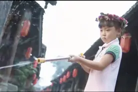 大胖子挑衅诸葛亮九十代远房传人，刚想找茬，却被摄像机吓跑视频封面