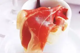 一条腿价值上万，来自西班牙吃橡果长大，这可能是全球最值钱的猪图片