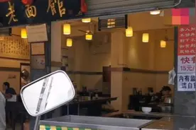 “农民工被老面馆拒绝用餐”后续，如今“门可罗雀”，自食恶果图片
