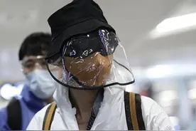 汪东城白色连体衣造型潇洒，捏粉丝信打招呼，兰花指抢镜可爱逗趣图片