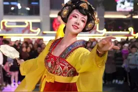 她来了，她来了，她带着神秘礼物到来了图片