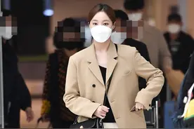 前MOMOLAND妍雨西装配阔腿裤潇潇洒洒，可以闭着眼睛学着穿图片