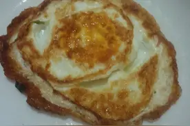 煎荷包蛋，热油还是凉油下锅？大厨：都不对，这么做鸡蛋香嫩完整图片