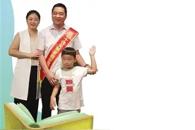 深圳龙岗：横岗这对爱心满满的“果冻夫妻” 要在全国建1000座“爱心书屋”图片