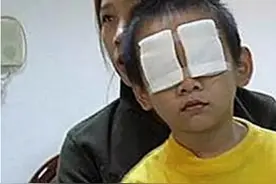 孩子不慎将石灰撒进眼里，妈妈的第一反应，连医生都交口称赞图片