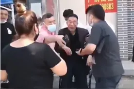 89岁杨少华被曝病情恶化？众人搀扶轮椅出行，被曝已在多地就医图片