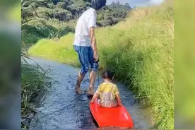 爸爸带女儿划小船的场景美如画，网友：像宫崎骏的配色，太美好了图片