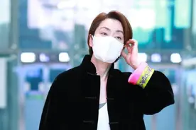毛阿敏引领大妈混搭时尚，穿唐装配打底裤走机场，完全摆脱大妈感图片