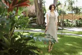 暖黄皮春夏时尚博主穿格子连衣裙，显白又显高级图片