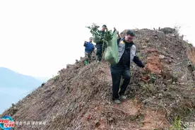 一个人在农村扶贫8年，是怎么一种生活？这个人做得好图片