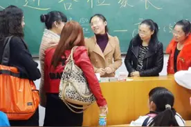 开家长会时穿“皇帝的新装”？这3类装扮很尴尬，家长尽量避开图片