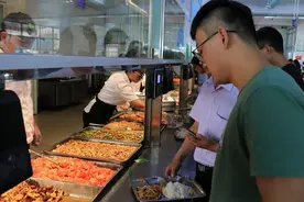 华农大学食堂菜价引争议，学农的孩子舍不得吃菜，又是外包惹的祸图片