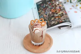 甜品店爆款香草冰淇淋奶咖，简单美味颜值高，新手小白在家也能做图片