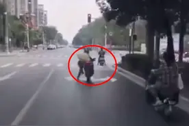好好的摩托车，让你骑成了28大杠！还真对得起你身上的那件披风！图片