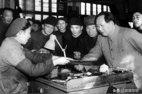 毛主席为何坚决不用象牙筷子？他说：那是有钱人用的，我拿不起！图片