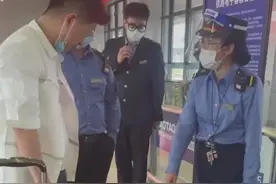 活螃蟹不让带上高铁，男子竟当场踩死！网友吵翻，铁路部门这样说……图片